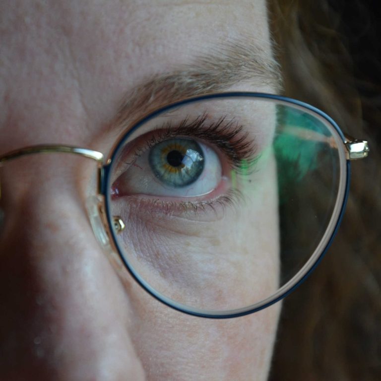 Nahaufnahme eines Auges als Symbol für EMDR-Therapie und Traumaverarbeitung in Saarburg