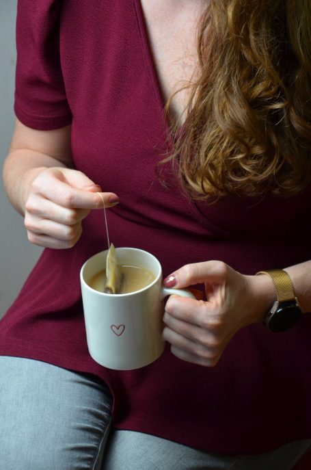 Gesprächstherapie in Saarburg: achtsames Zuhören, warme Atmosphäre, Tee und ein sicherer Raum für offene und einfühlsame Gespräche