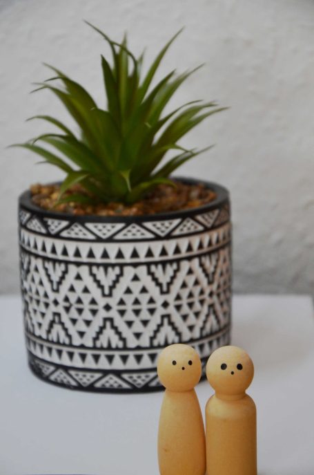 Therapie bei Angst und Panik in Saarburg: ruhige Pflanzenmotive, systemische Figuren und ein sicheres, stabilisierendes Umfeld