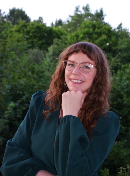 Psychotherapeutische Begleitung online, im Freien und zuhause: Laptop, Naturmotive, empathischer Kontakt und flexible therapeutische Wege