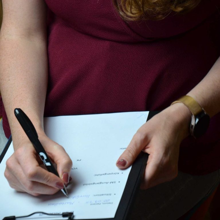 Symbolbild für kognitive Verhaltenstherapie – therapeutische Arbeit mit Notizen in Saarburg, Trier, Luxemburg, Merzig