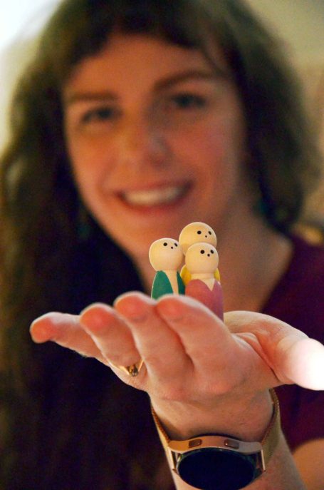 Traumatherapie in Saarburg: sanfte therapeutische Begleitung, systemische Holzfiguren, beruhigende Farben & achtsame Unterstützung bei PTBS