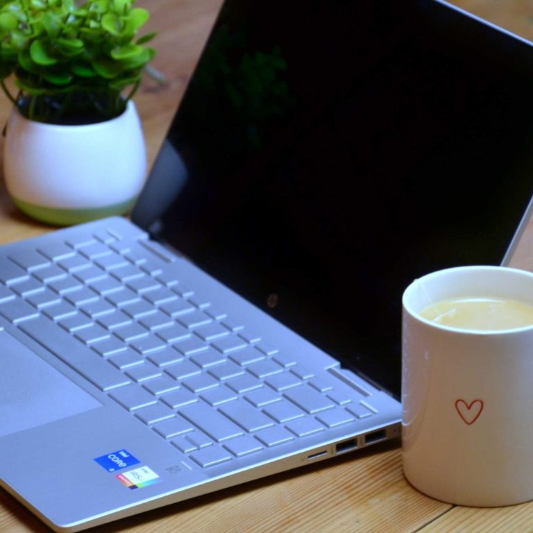 Laptop und Tasse als Symbol für Online-Beratung und Online-Therapie bei Therapie bei Marie in Saarburg